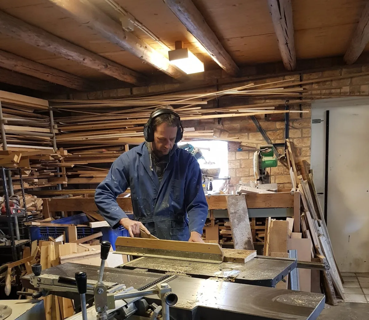André aan het werk in onze werkplaats in Eerde