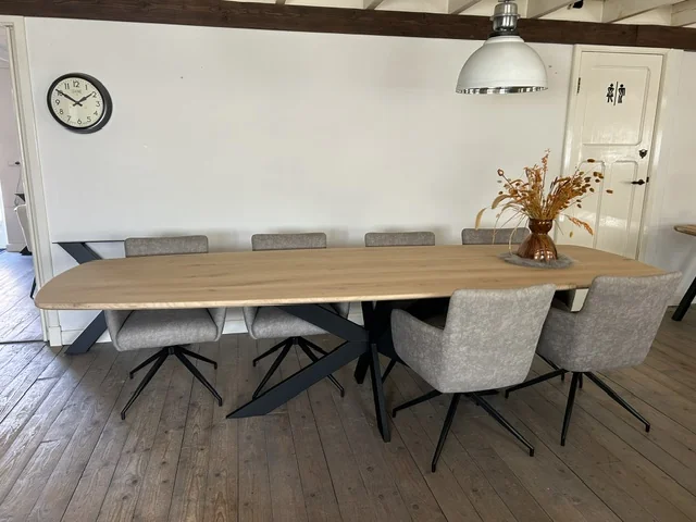 Eiken eettafel 300 x 105 cm met stalen poten